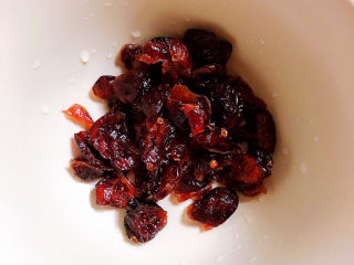 荔枝罐头,准备一些蔓越莓干，洗干净待用。