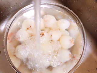 荔枝罐头,将荔枝盐泡五分钟后，冲洗干净。