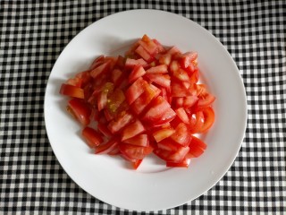 番茄巴沙鱼,西红柿切丁
