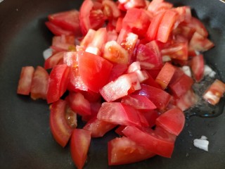 番茄巴沙鱼,爆香倒入西红柿丁炒番茄酱