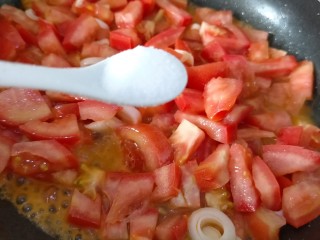 番茄巴沙鱼,番茄炒出汁后加盐一勺