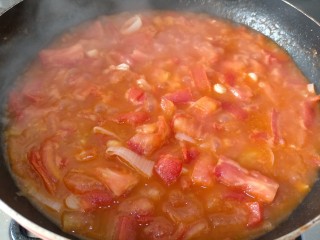 番茄巴沙鱼,熬制这种状态就可以倒入巴沙鱼片了，汤汁粘稠状