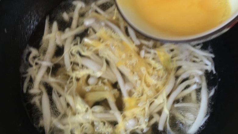 白玉菇鸡蛋汤,放白胡椒