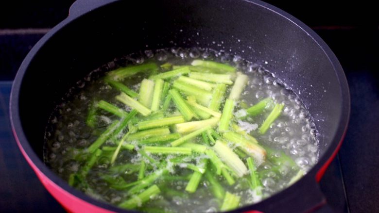 海鲜杂蔬麻辣香锅,把芹菜也焯至断生变色捞出。