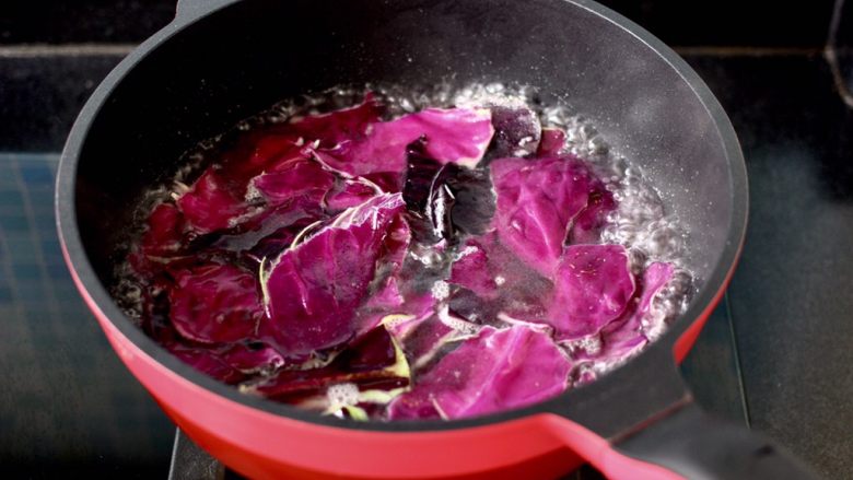 海鲜杂蔬麻辣香锅,最后把紫甘蓝焯软捞出沥干水分。