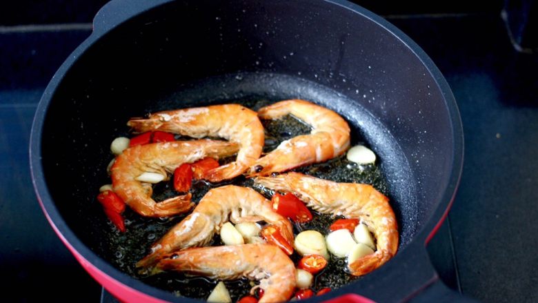 海鲜杂蔬麻辣香锅,把虾煎制两面通红后。