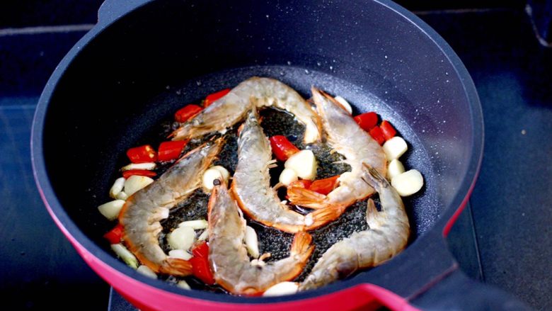 海鲜杂蔬麻辣香锅,锅中放入洗净的虾开始煎制。