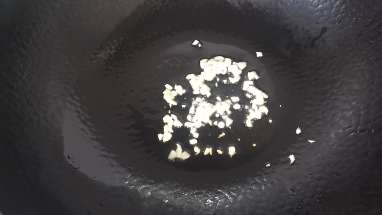 白玉菇鸡蛋汤,锅中倒入少许油，油热放入蒜末爆香