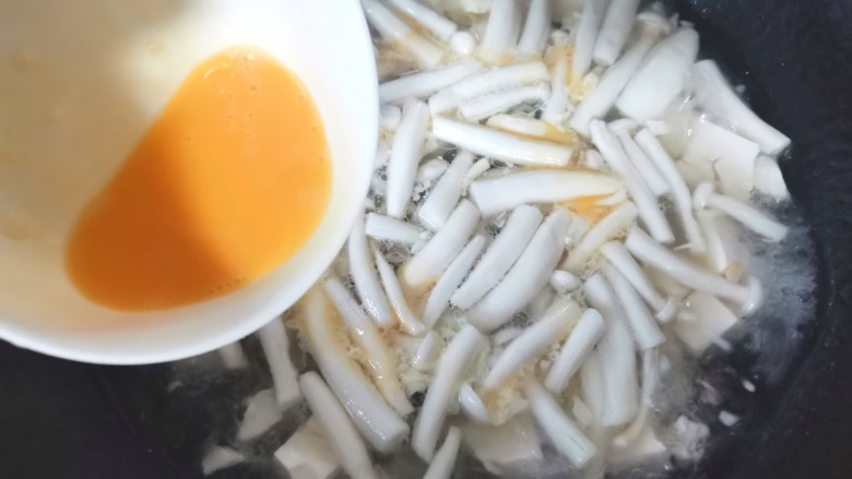 白玉菇鸡蛋汤,淋上蛋液，搅拌均匀
