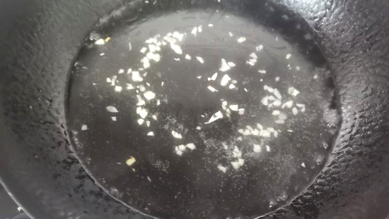 白玉菇鸡蛋汤,倒入适量的清水