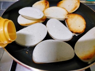 椒盐馒头片,一面煎黄翻面煎另一面，翻面后从边边上加入少许油后摇晃平底锅，尽量让每片都能沾上点