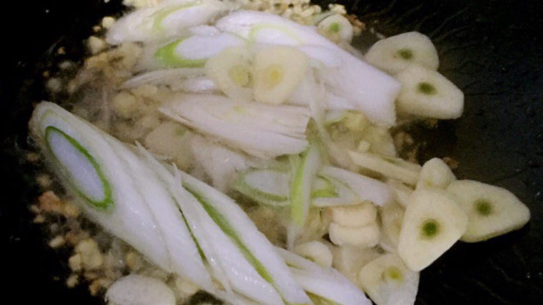 白菜炖豆腐,锅中倒入底油加热放入葱姜蒜爆香