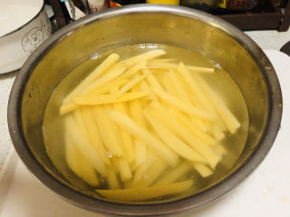 健康炸薯条,泡到水里一个小时，去除表面的淀粉