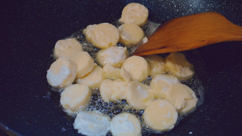 脆皮日本豆腐,将裹好淀粉的豆腐放入锅内油炸（裹着淀粉是防止豆腐烂块）