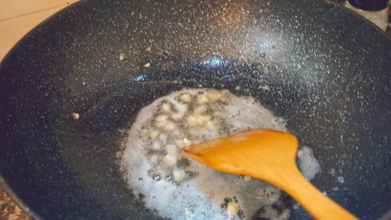 脆皮日本豆腐,锅内的热油中倒入蒜泥翻炒