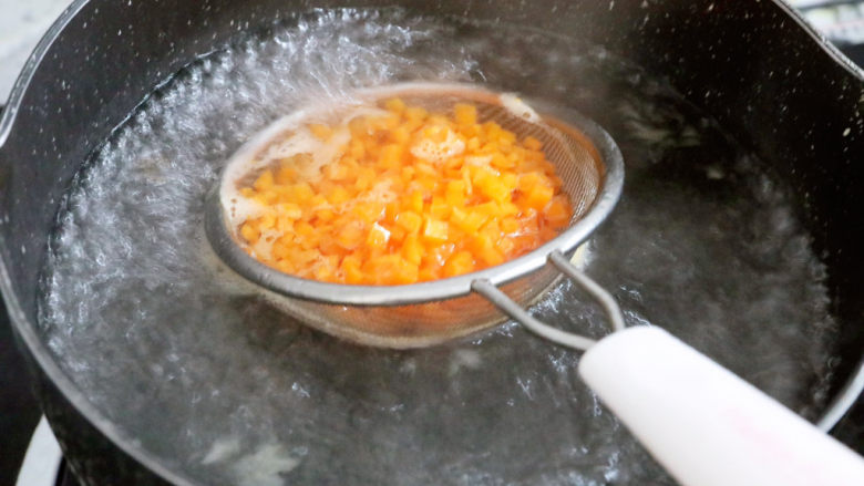 爆浆芝士土豆球,胡萝卜放入沸水中焯熟捞出备用