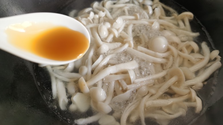 白玉菇鸡蛋汤,加入鸡汁或鸡精。