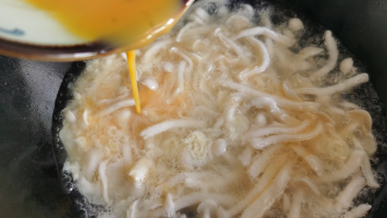 白玉菇鸡蛋汤,汤烧开后，慢慢地倒入蛋液。