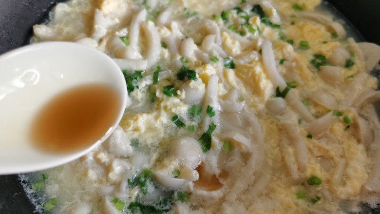 白玉菇鸡蛋汤,出锅前可以加入少许香油。
