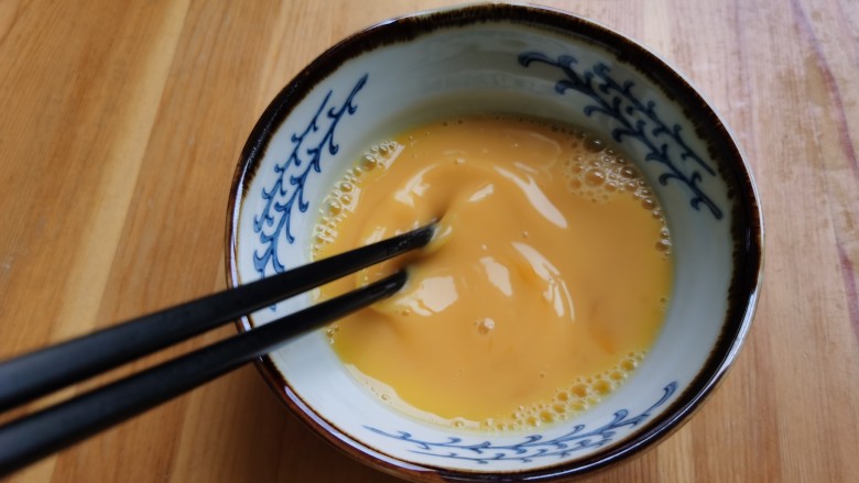 白玉菇鸡蛋汤,<a style='color:red;display:inline-block;' href='/shicai/ 9'>鸡蛋</a>打入碗里，用筷子搅散。