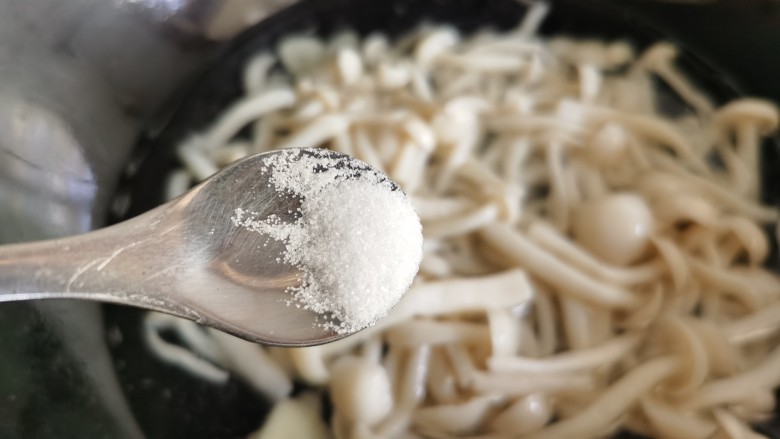 白玉菇鸡蛋汤,加入盐。