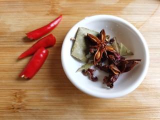 排骨焖面,八角、花椒、香叶冲洗一下，喜欢吃辣的准备两个小辣椒。