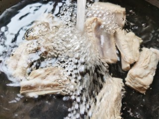 排骨焖面,捞出排骨用温水冲洗干净上面的浮沫和杂质，控水备用。