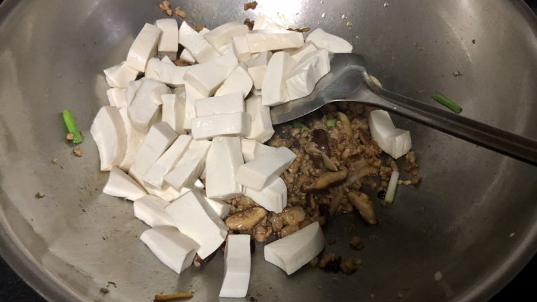 白菜炖豆腐➕香菇肉末白菜炖豆腐,加入豆腐块