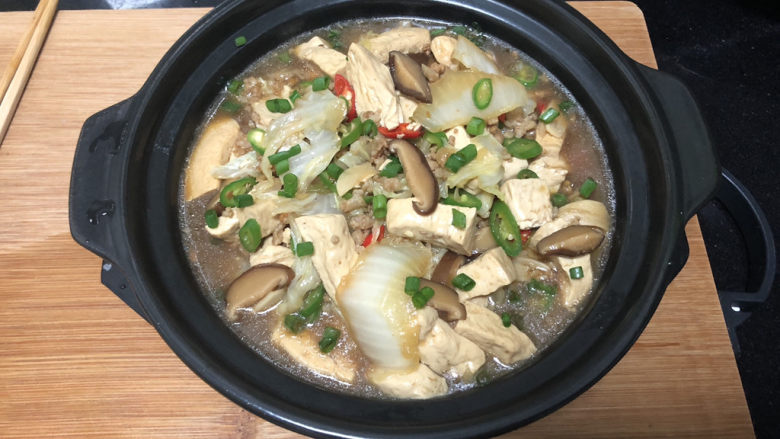 白菜炖豆腐➕香菇肉末白菜炖豆腐,撒上葱末，上桌吃吧