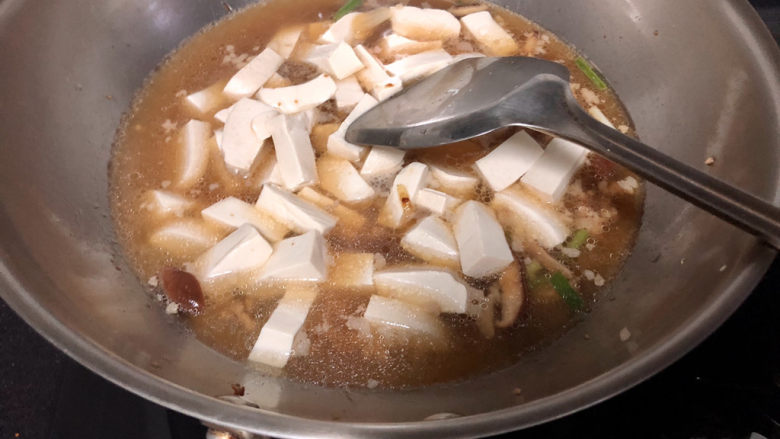 白菜炖豆腐➕香菇肉末白菜炖豆腐,倒入泡香菇的水，碗底水不要，水如果不够，可以补充一些热水，没过豆腐
