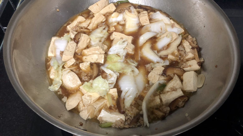 白菜炖豆腐➕香菇肉末白菜炖豆腐,加入白菜梆子，