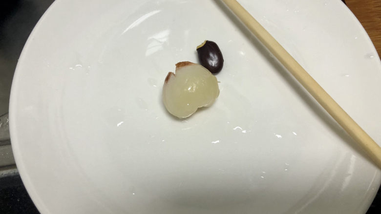 荔枝罐头➕ 玉雪肌肤罩绛纱,荔枝，用筷子一捅，就可以轻松去核，