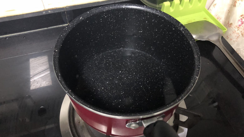 荔枝罐头➕ 玉雪肌肤罩绛纱,取无水无油的干净锅，倒入适量纯净水，煮开