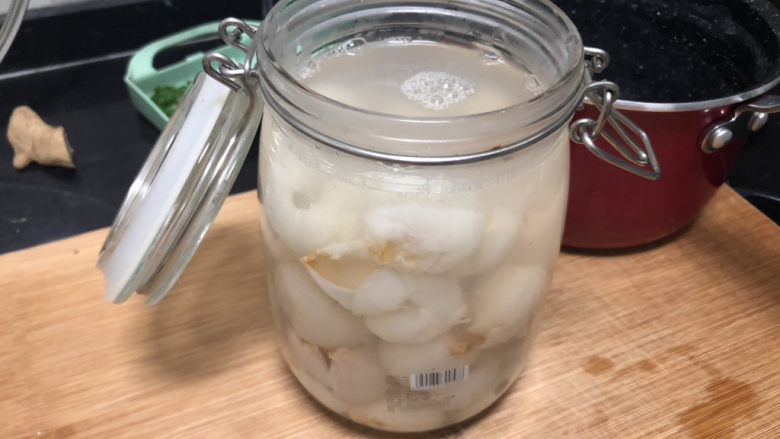 荔枝罐头➕ 玉雪肌肤罩绛纱,最好用密封瓶，提前洗好，可以开水烫过晾干，也可以用烤箱烘烤10分钟杀菌。