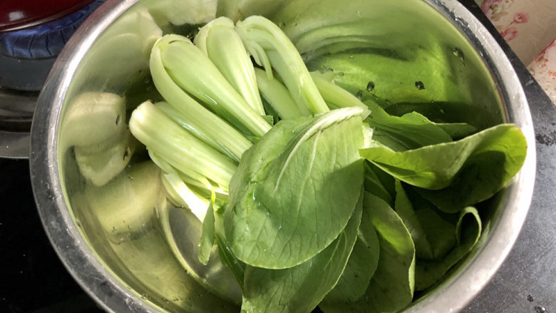 脆皮日本豆腐➕ 莺啭皇州春色阑,青菜纵切一分为二，清洗备用