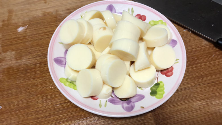 脆皮日本豆腐➕ 莺啭皇州春色阑,切小块备用