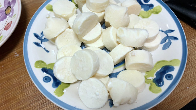 脆皮日本豆腐➕ 莺啭皇州春色阑,日本豆腐两面沾上淀粉，备用