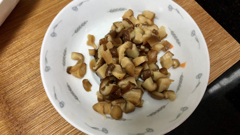 脆皮日本豆腐➕ 莺啭皇州春色阑,香菇洗净切小粒