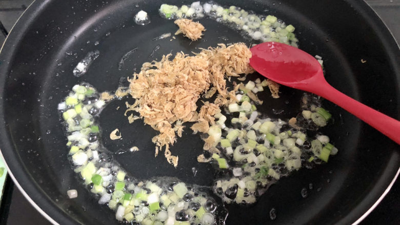 脆皮日本豆腐➕ 莺啭皇州春色阑,加入虾皮煸香
