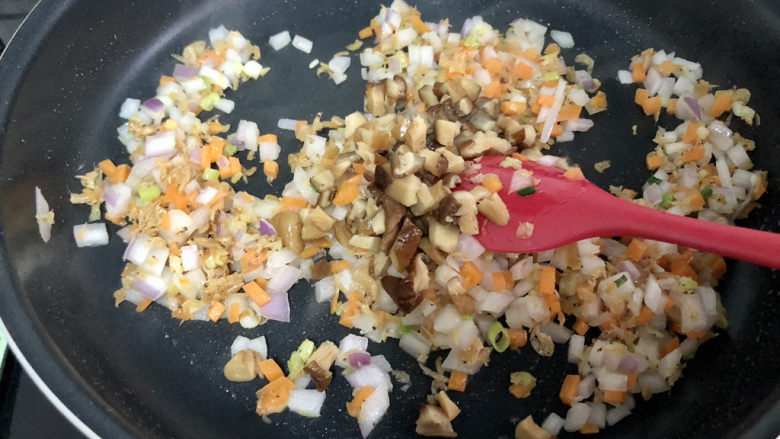 脆皮日本豆腐➕ 莺啭皇州春色阑,加入香菇翻炒均匀