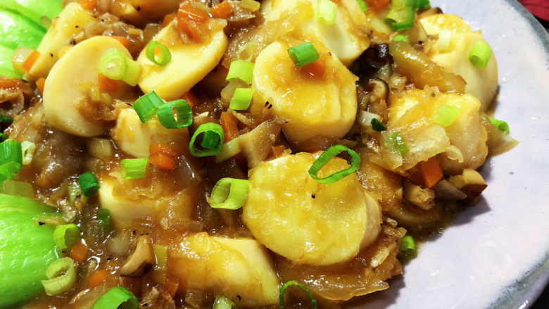 脆皮日本豆腐➕ 莺啭皇州春色阑,这道菜，做法简单，豆腐外焦里嫩，咸鲜味美，搭配胡萝卜香菇青菜，营养更加丰富，喜欢的小伙伴们一起来试试吧😄