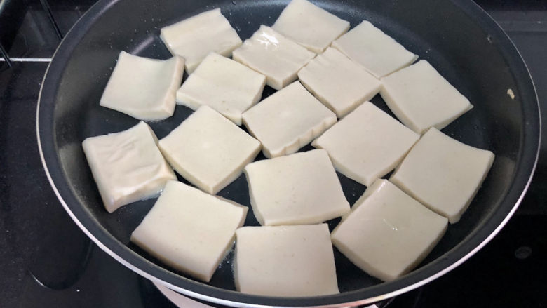 干锅千叶豆腐➕ 黄鸡啄黍秋正肥,平底锅加油，放入千叶豆腐，小火煎