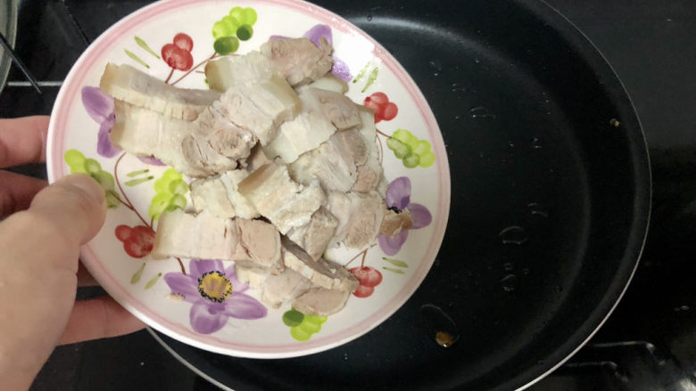 干锅千叶豆腐➕ 黄鸡啄黍秋正肥,热锅加少许食用油，加入五花肉，中小火煸出油脂