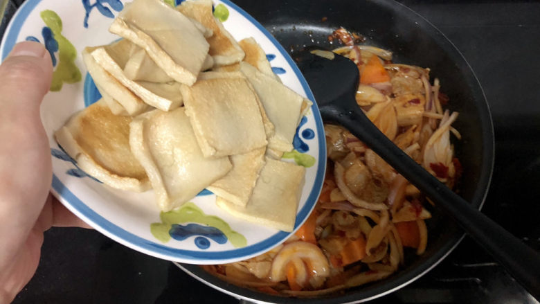 干锅千叶豆腐➕ 黄鸡啄黍秋正肥,加入千叶豆腐，翻炒均匀