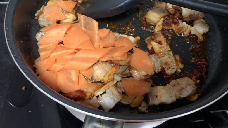 干锅千叶豆腐➕ 黄鸡啄黍秋正肥,加入胡萝卜片，煸炒一分钟