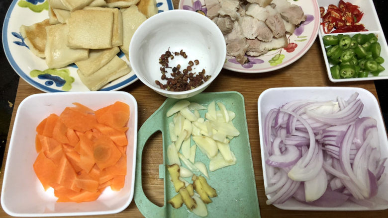 干锅千叶豆腐➕ 黄鸡啄黍秋正肥,全部食材准备好