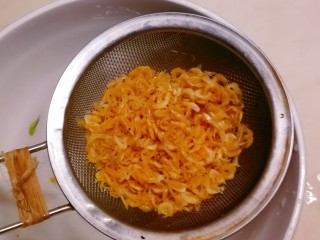 广式萝卜糕,小虾米  用清水洗干净  过滤一下备用