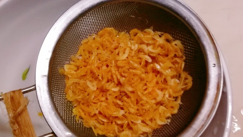 广式萝卜糕,小虾米  用清水洗干净  过滤一下备用