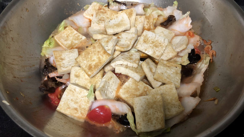 白菜炖豆腐➕番茄虾米白菜炖豆腐,加入适量热水，豆腐平齐，煮开
