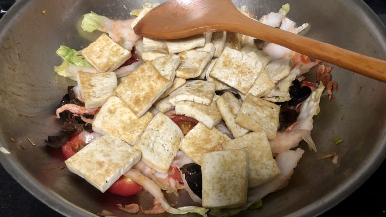 白菜炖豆腐➕番茄虾米白菜炖豆腐,加入豆腐块
